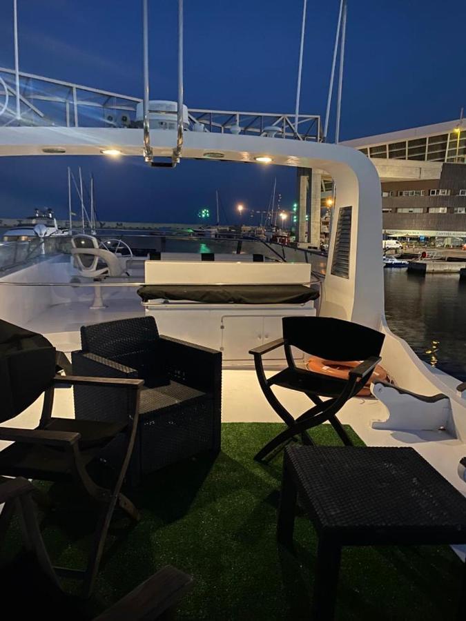 Amazing Boat To Sleep In Barcelona Hotel Sant Adria de Besos Exterior photo