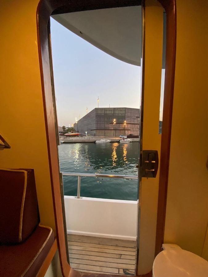Amazing Boat To Sleep In Barcelona Hotel Sant Adria de Besos Exterior photo