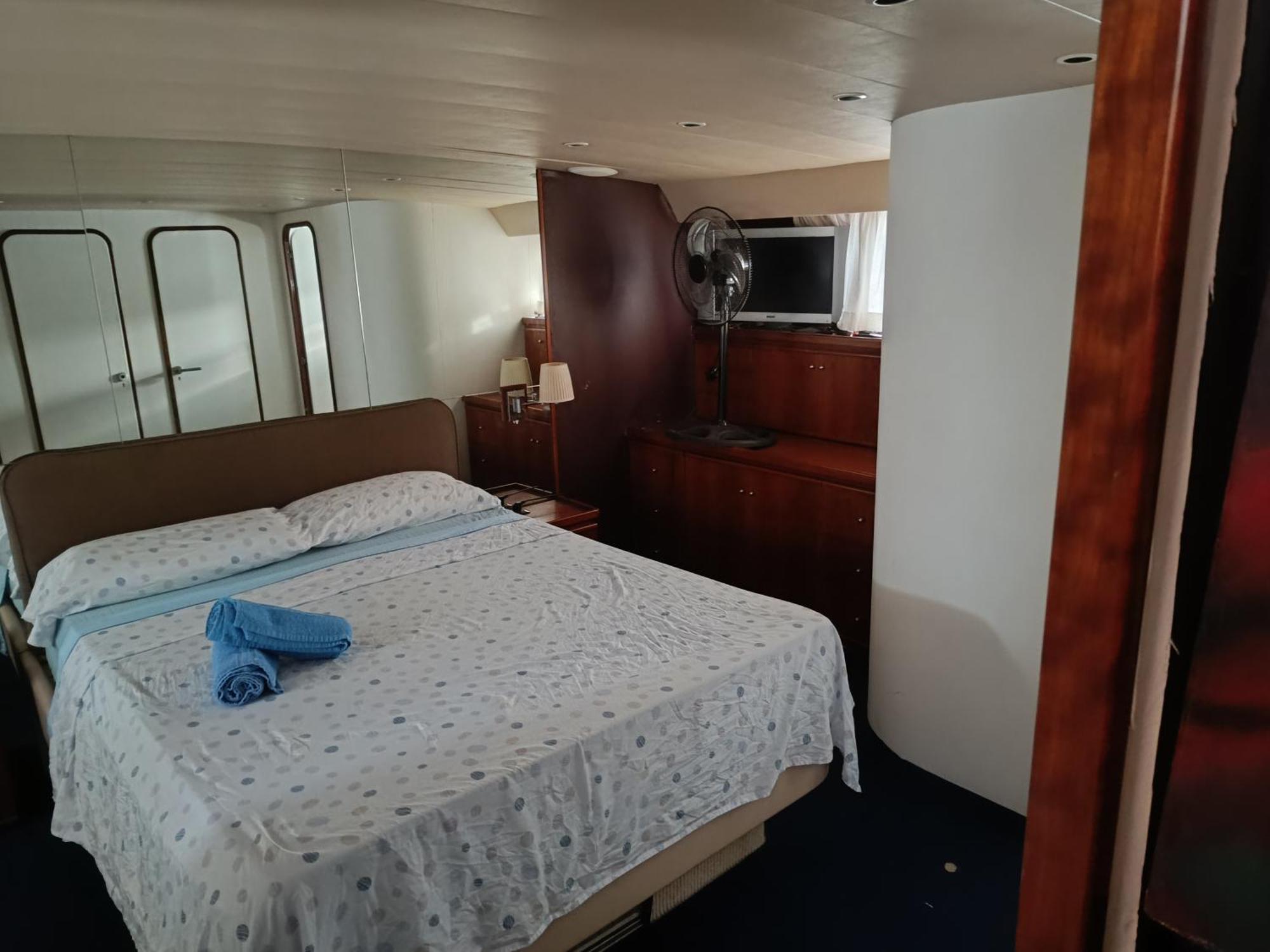 Amazing Boat To Sleep In Barcelona Hotel Sant Adria de Besos Exterior photo